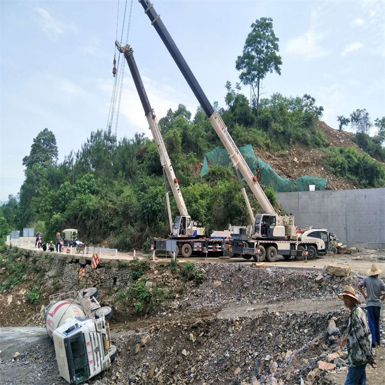清流县汽车掉沟里叫吊车救援要多少钱